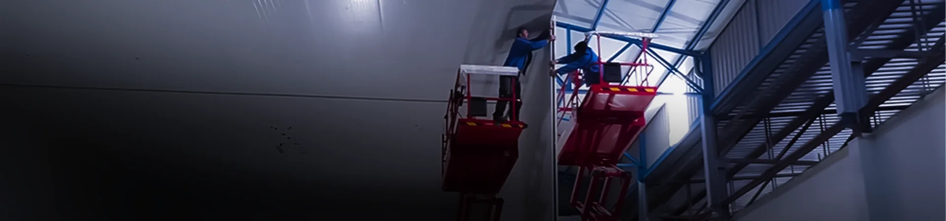 Estructura autoportante con instalaciones de paneles sándwich externa e interna.