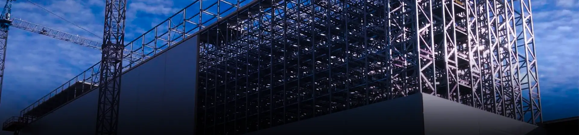 Estructura autoportante con instalaciones de paneles sándwich externa e interna.